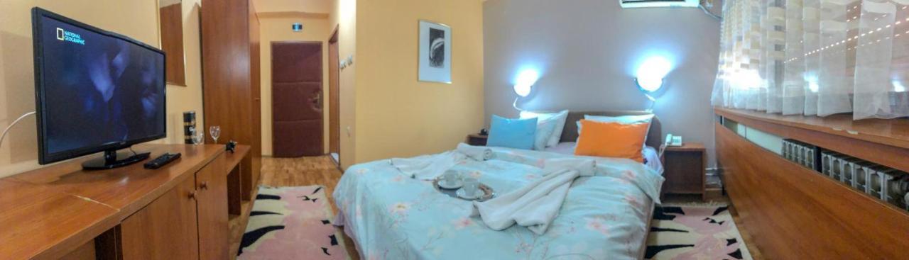 Room In Guest Room - Hotel Square Skopje Macedonia Exterior foto