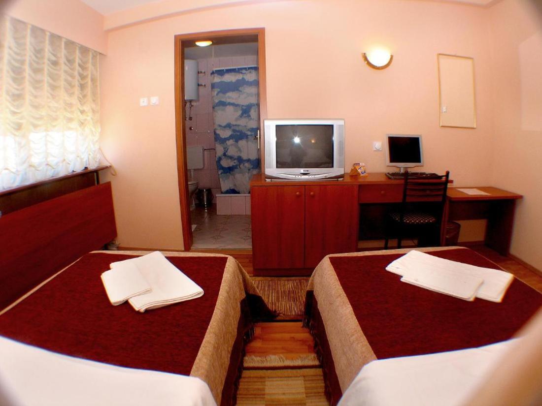 Room In Guest Room - Hotel Square Skopje Macedonia Exterior foto