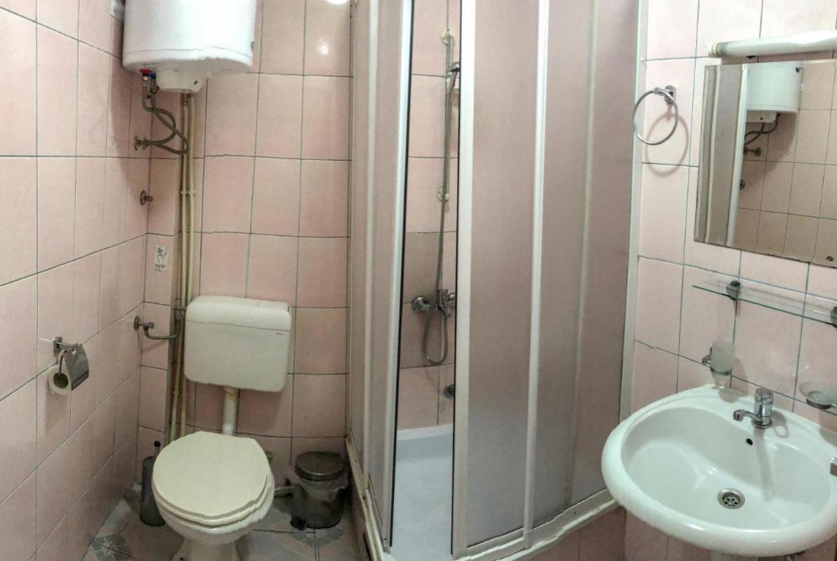 Room In Guest Room - Hotel Square Skopje Macedonia Exterior foto